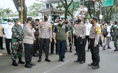 Kapolda Jabar Irjen Pol Drs. Rudy Sufahriadi dan Gubernur Ridwan Kamil meninjau cekpoin terkait PSBB di wilayah Bandung Raya, belum lama ini. (Foto Prabounews)