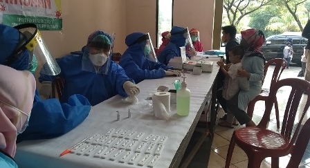 Sejumlah pedagang dan konsumen di Kabupaten Cianjur menjalani rapid test, Senin (19/5/2020). (Foto : Purwanda/dara.co.id)