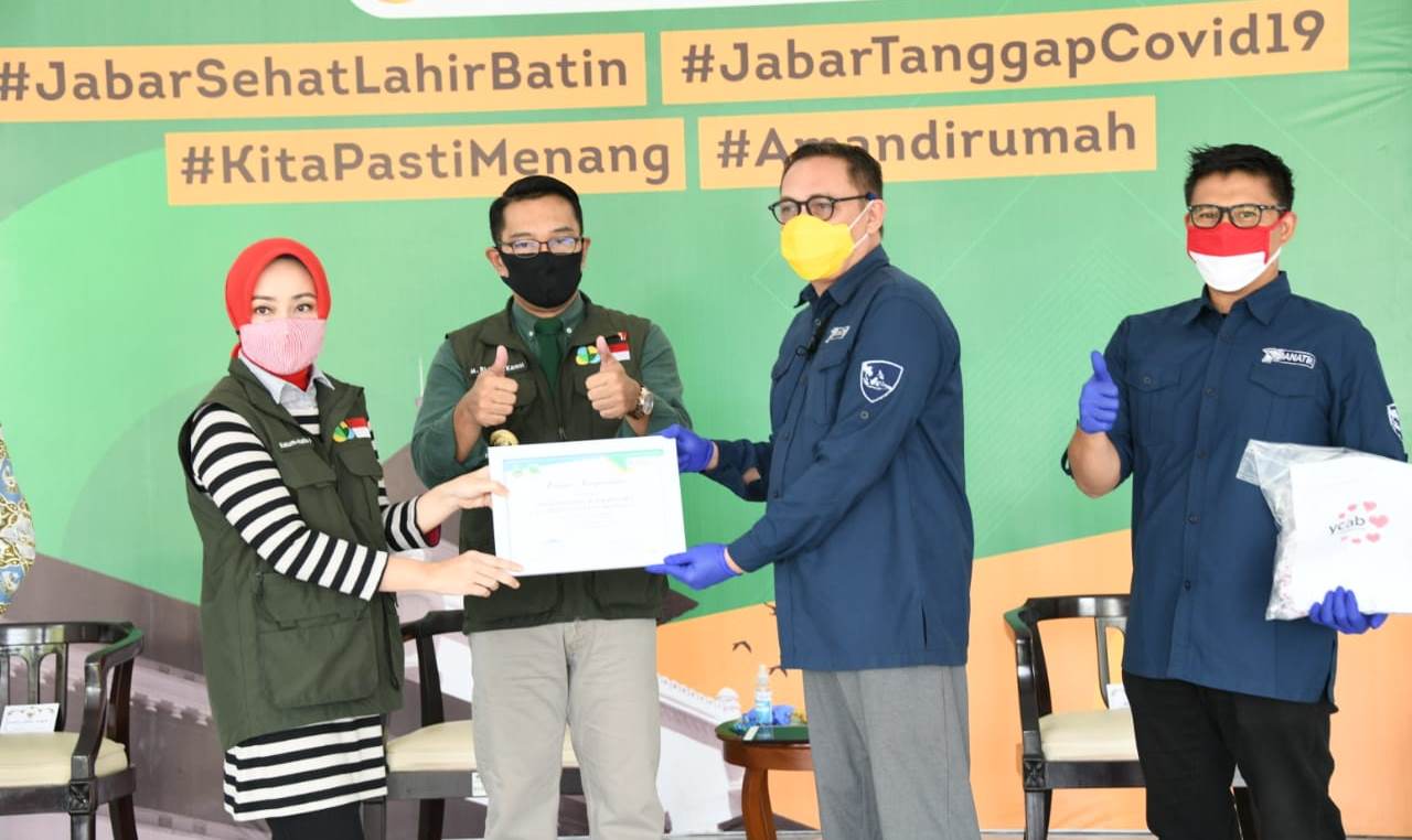 Gubernur Jabar Ridwan Kamil selaku Ketua Gugus Tugas Percepatan Penanggulangan COVID-19 Jabar Ridwan Kamil didampingi Ketua Umum Jabar Bergerak Atalia Ridwan Kamil secara simbolis melepas pendistribusian wastafel portabel di Gedung Pakuan, Jalan Otto Iskandardinata, Bandung, Jawa Barat, Kamis (28/5/20). (Foto : Humas Pemprov Jabar)