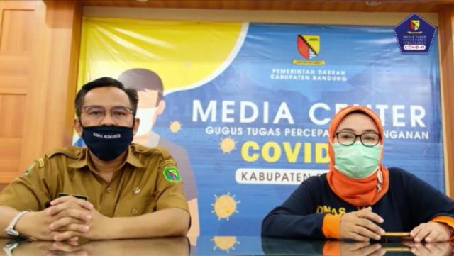 Juru Bicara Gugus Tugas covid-19 Kabupaten Bandung Yudi Abdurahman, didampingi Kepala Bidang Pelayanan Kesehatan (Yankes) dr. Riantini, memberikan keterangan pers melalui video, Selasa (19/5/2020). (Foto : Humas Pemkab Bandung)
