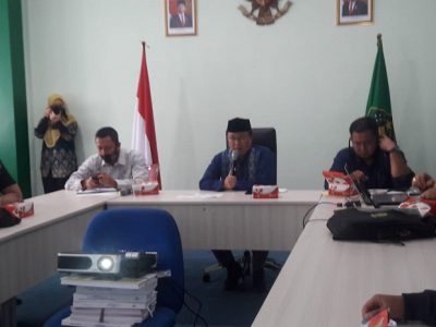 Plt Kakanwil Kemenag Jabar, Handiman Romdhony (tengah) dalam acara Sosialisasi Regulasi Kemenag dengan Wartawan Mitra Kemenag Jabar, di Pelayanan Terpadu Satu Pintu (PTSP). (Foto: Asep Awaludin/Dara.co.id)