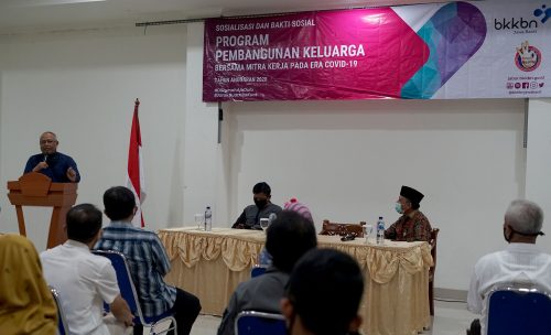 BKKBN Jawa Barat saat melakukan Sosialisasi dan Bakti Sosial Pembangunan Keluarga bersama Komisi IX DPR RI di Graha Berkah Sadaya, Kecamatan Baleendah, Kabupaten Bandung, Sabtu (13/6/2020). (Foto: Istimewa)