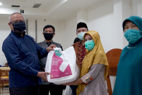 Anggota Komisi IX DPR RI, Adang Sudrajat (kiri) memberikan bingkisan kepada peserta pada acara Sosialisasi dan Bakti Sosial Pembangunan Keluarga bersama BKKBN Jawa Barat di Graha Berkah Sadaya, Kecamatan Baleendah, Kabupaten Bandung, Sabtu (13/6/2020). (Foto: Istimewa)