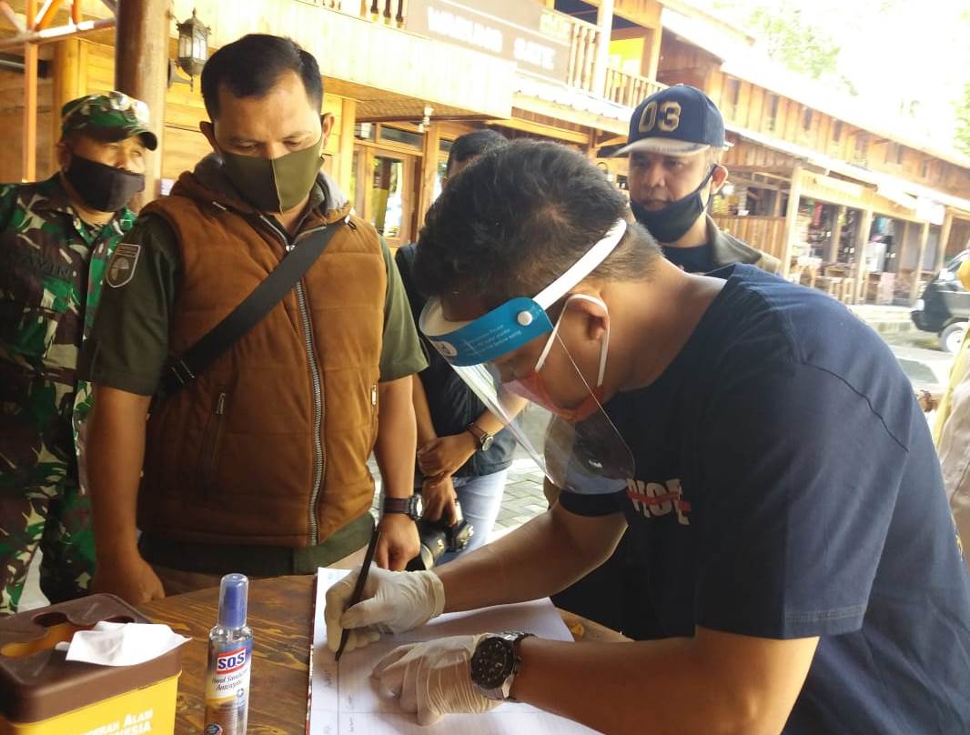 Disparbud Kabupaten Bandung melakukan simulasi sebelum pembukaan obyek wisata di Kabupaten Bandung, Jawa Barat, Jumat (12/6/2020). (Foto: Muhammad Zein/Dara.co.id)