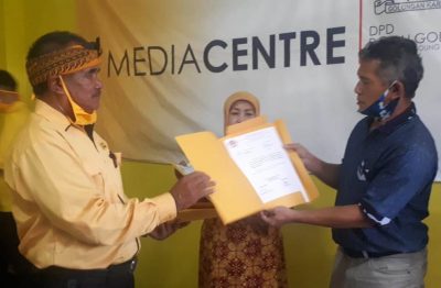 Perwakilan PK saat memberikan dukungan kepada Kurnia Agustina Naser untuk maju menjadi calon Bupati Bandung pada Pilkada Kabupaten Bandung 2020, di Kantor DPD Partai Golkar Kabupaten Bandung, Selasa (2/6/2020). (Foto: Muhammad Zein/dara.co.id)