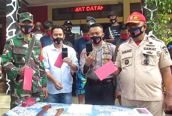 Polsek Ibun bersama Forkopimcam Ibub, Kabupaten Bandung, Jawa Barat, saat gelar perkara kasus curas di Mapolsek Ibun, Senin (22/6/2020). (Foto: Humas Polresta Bandung)