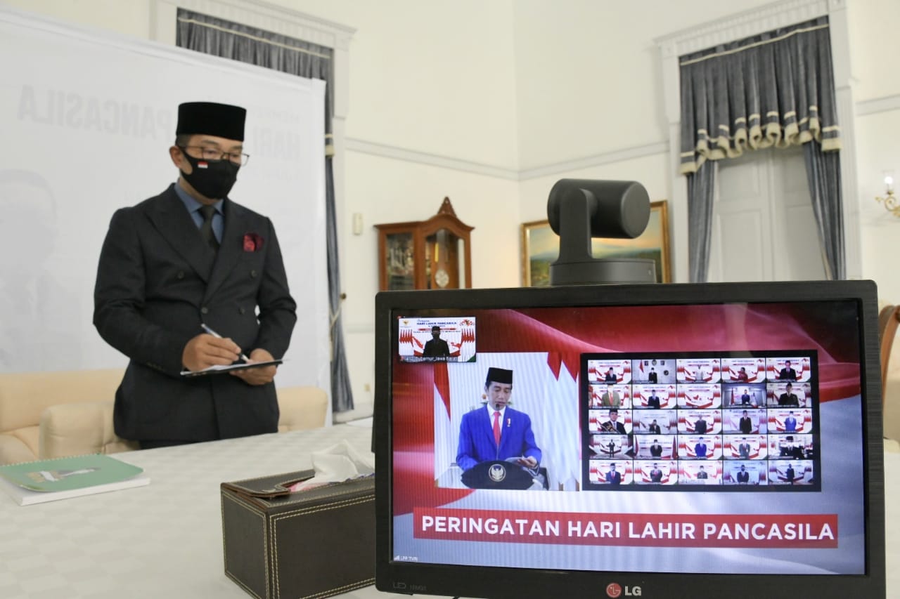 Gubernur Jawa Barat, Ridwan Kamil mengikuti upacara peringatan Hari Lahir Pancasila melalui video conference di Gedung Pakuan, Jalan Cicendo, Kota Bandung, Senin (1/6/2020). (Foto: Humas Pemprov Jabar)