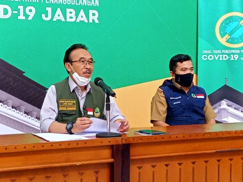 Sekretaris Gugus Tugas Percepatan Penanggulangan Covid-19 Jawa Barat, Daud Achmad saat menggelar konferensi pers update kasus Covid-19 di Gedung Sate, Jalan DIponegoro, Kota Bandung, Selasa (2/6/2020). (Foto: Ardiansyah Putra/dara.co.id)