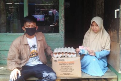 Warga Desa Bojongsawah, Kecamatan Kebonpedes, Kabupaten Sukabumi, Jawa Barat, menerima bantuan paket sembako dan uang tunai dari Pemprov Jabar. (Foto: RIri Satiri/dara.co.id)