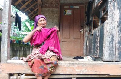 Nenek Jua hidup sebatang kara di rumah tak layak huni. (Foto: Heni Suhaeni/dara.co.id)