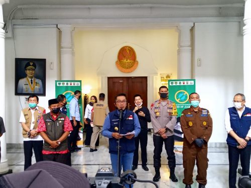 Gubernur Jabar, Ridwan Kamil bersama jajaran saat melakukan konferensi pers di Gedung Sate, Jalan Diponegoro, Kota Bandung, Senin (8/6/2020). (Foto: Ardiansyah Putra/dara.co.id)