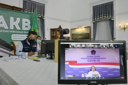 Gubernur Jabar Ridwan Kamil saat mengikuti rapat dengan Presiden Joko Widodo melalui video conference, Rabu (10/6/2020). (Foto: Humas Pemprov Jabar)