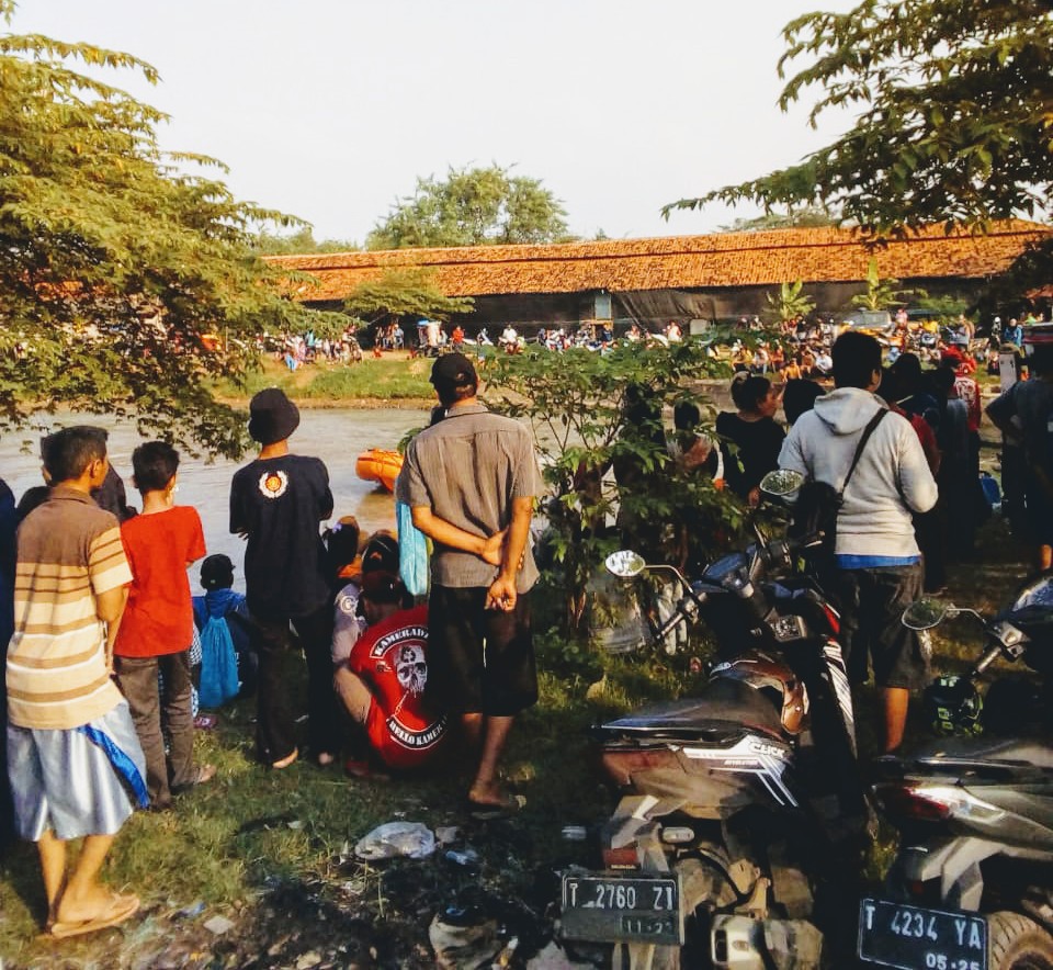 Ratusan warga berkumpul melihat pencarian korban terseret arus di saluran irigasi Tarum Timur yang berada di Desa Tangjungsari, Kecamatan Cikaum, Kabupaten Subang, Jawa Barat, Kamis (11/6/2020). (Foto: Istimewa)