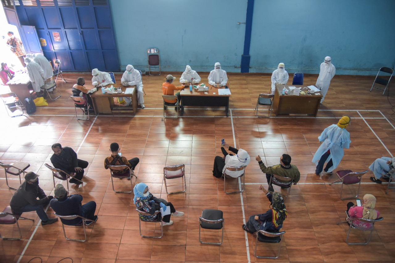 Para pedagang pasar Banjaran mengikuti rapid test di Gor Desa/Kecamatan Banjaran, Kabupaten Bandung, Jawa Barat, Kamis (11/6/2020). (Foto: Humas Pemkab Bandung)