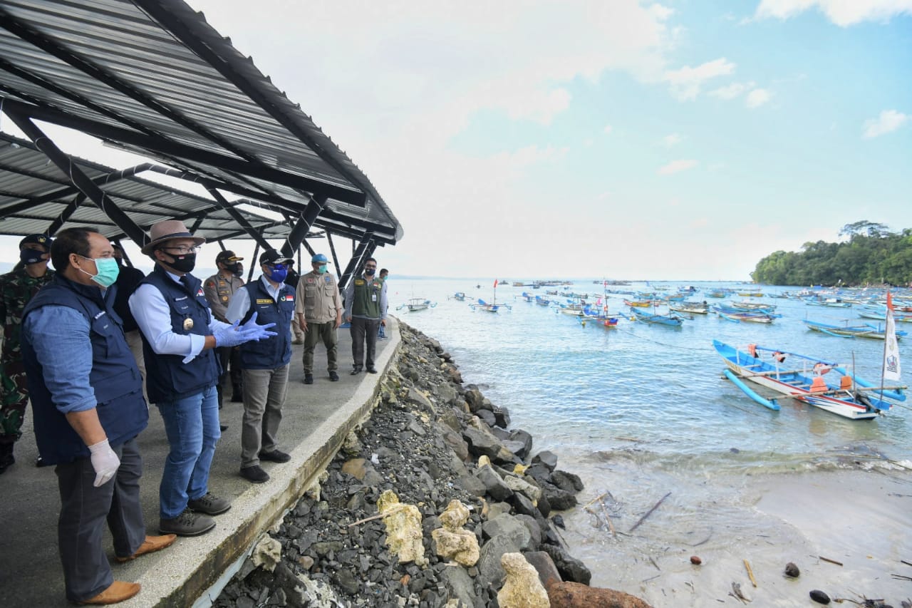 Gubernur Jabar Ridwan Kamil saat meninjau obyek wisata Pantai Pangandaran, beberapa waktu lalu. (Foto: Humas Pemprov Jabar)