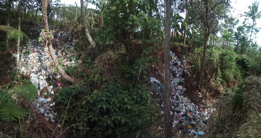 Kondisi tebing dekat lokasi sumber mata air berlokasi di Kampung Jampang RW11, di Kelurahan Cisarua yang dipenuhi sampah (Foto: Riri Satiri/dara.co.id)