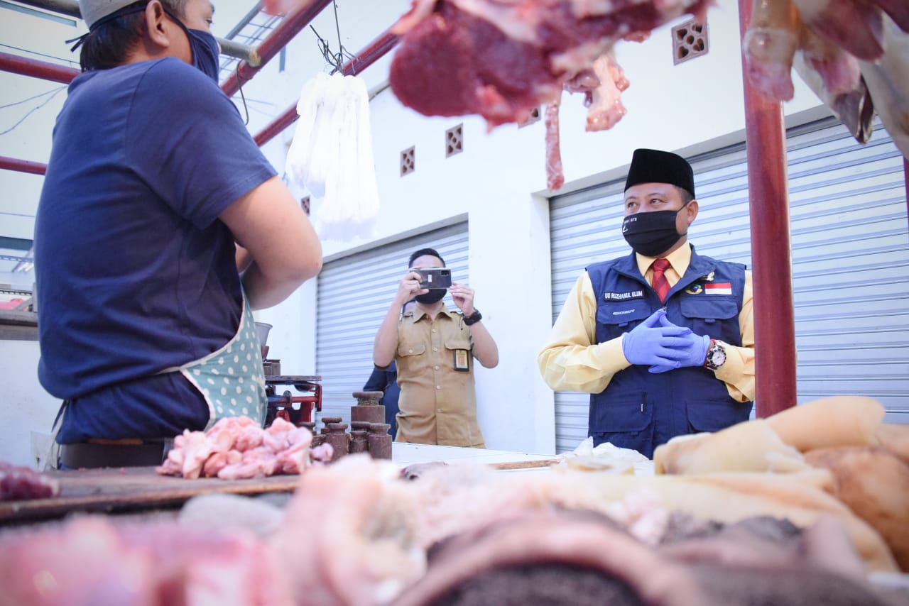 Wagub Jabar, Uu Ruzhanul Ulum saat meninjau penerapan protokol kesehatan di Pasar Sukaraja Pasirhalang, Kabupaten Sukabumi, Jawa Barat, Selasa (16/6/2020). (Foto: Humas Pemprov Jabar)