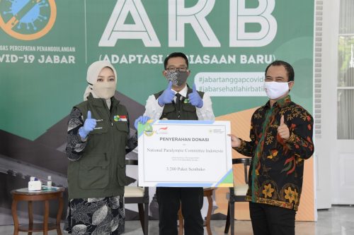 Ridwan Kamil (tengah) saat menerima bantuan dari donatur untuk penangulangan Covid-19. (Foto: Humas Pemprov Jabar)