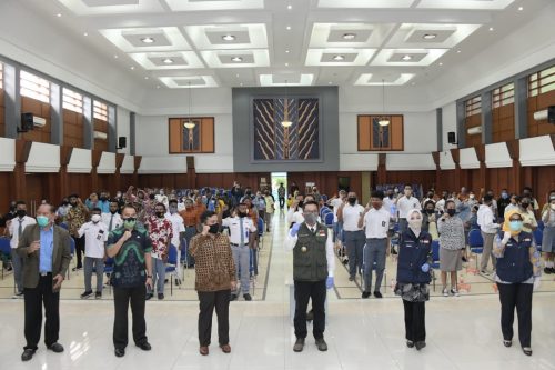  Ridwan Kamil saat memantau swab test kepada pelajar papua di Kantor Disdik Jabar (Foto: Humas Pemprov Jabar) 