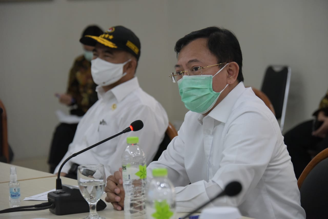 Ridwan Kamil, saat menemani Menteri PMK dan Mekes RI di RSHS Bandung (Foto: Humas Pemprov Jabar) 