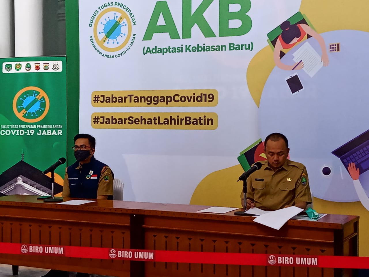 Kadis BMPR Jabar A.Koswara bersama Kadinkes Jabar Berli Hamdani di Gedung Sate (Foto: Ardian/dara.co.id)