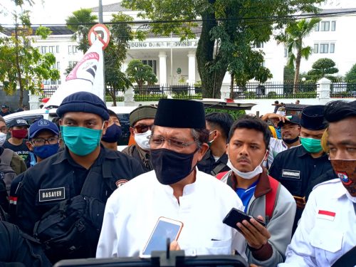 Ketua Aliansi Nasional Anti Syiah Athian Ali di Depan Gedung DPRD Jabar (Foto: Ardian Resco/dara.co.id)