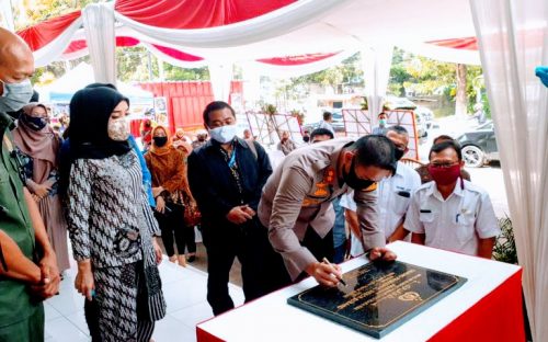 Kapolres Subang AKBP, Teddy Fanani meresmikan Rusus Asrama Polisi dan Kantor Primkoppol sekaligus Waserda Omi Indogrosir Polres Subang, Rabu (24/06/2020). (Foto: Deny Suhendar/Dara.co.id)