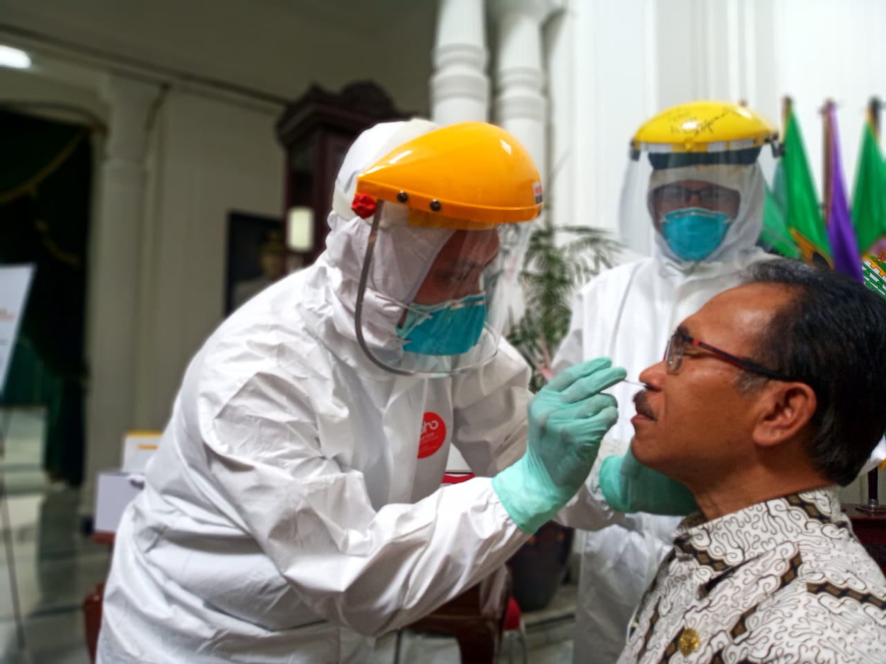 Daud Achmad lakukan uji coba terhadap alat Swab test di Gedung Sate (Foto: Ardian Resco/dara.co.id) 