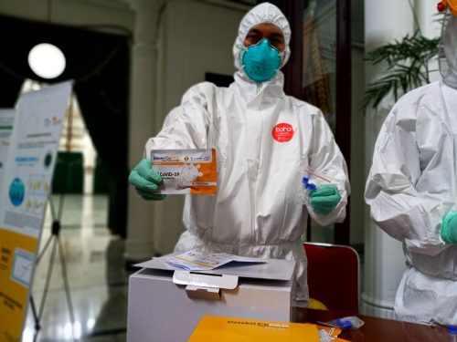 petugas laboratorium Unpad saat memperlihatkan alat Rapid test buatan lokal di Gedung Sate (Foto: Ardian Resco/dara.co.id)