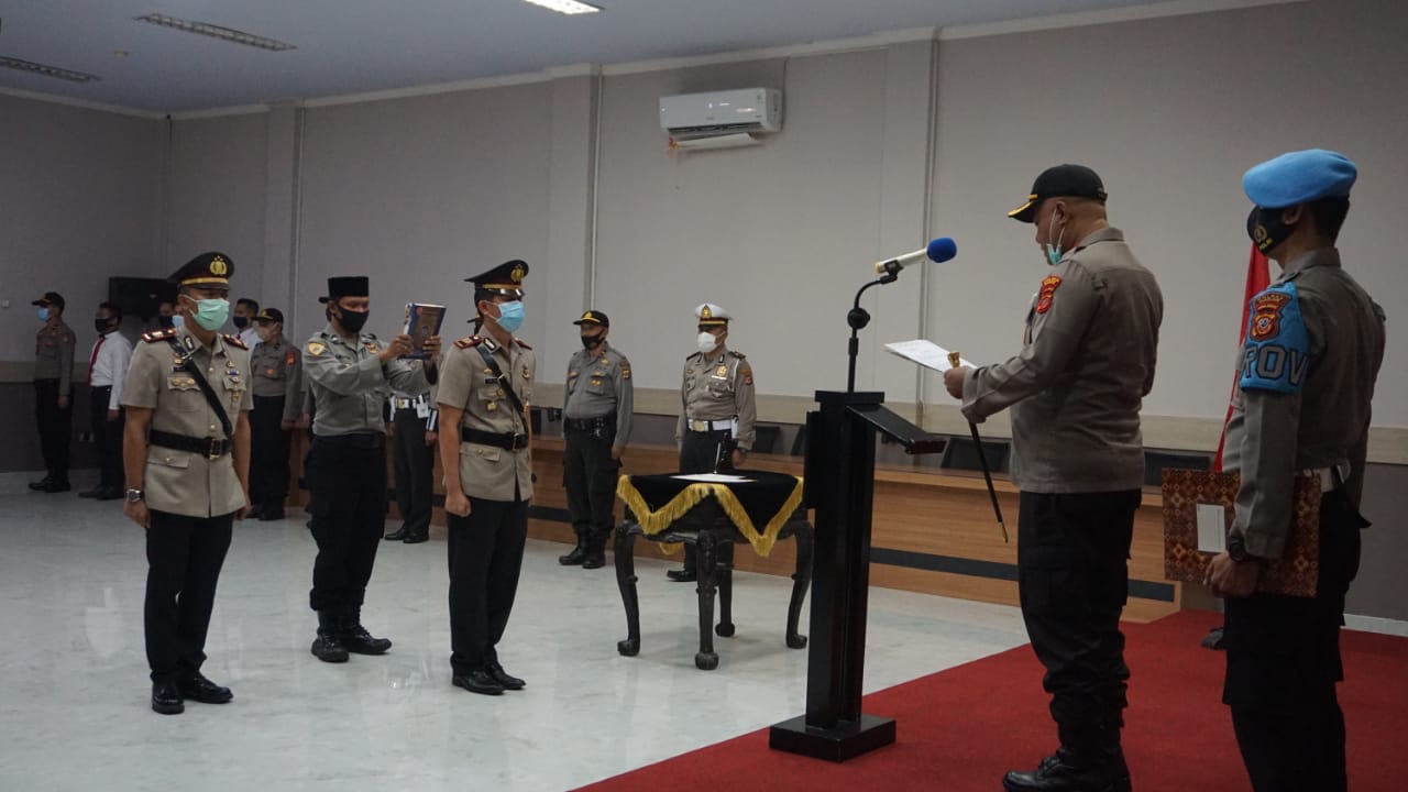 Kapolres Cianjur, AKBP Juang Andi Priyanto saat memimpin upacara serah terima jabatan yang digelar di Aula Wira Pratama Polres Cianjur, Jalan KH Abdullah Bin Nuh, Nagrak, Kecamatan/Kabupaten Cianjur, Jumat (26/6/2020). (Foto: Angga Purwanda/dara.co.id)