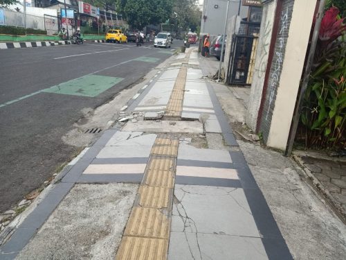 Kondisi trotoar di Jalan Suryakencana, Kota Sukabumi, Jawa Barat. (Foto: Riri Satiri/dara.co.id)