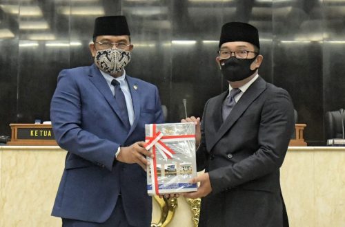 Ridwan Kamil saat menerima penghargaan opini WTP yang diraih Pemprov Jabar dari BPK RI di Gedung DPRD Jabar, Jalan Diponegoro, Kota Bandung, Selasa (30/6/2020). (Foto: Humas Pemprov Jabar)