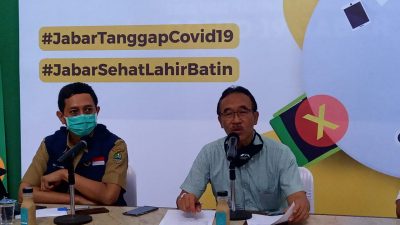  Daud Achmad (tengah) di temanin Kadis Kominfo, Setiaji (Kiri) saat melakukan konfrensi pers di Gedung Sate (Foto: Ardian Resco/dara.co.id)