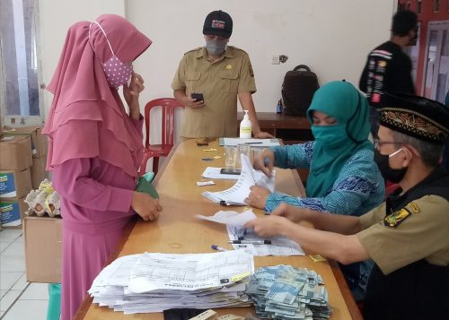 Aparat Desa Sukaraja, Kecamatan Sukaraja, Kabupaten Sukabumi, Jawa Barat, melakukan pendataan kepada warga penerima paket sembako, Selasa (2/6/2020). (Foto: A. Gumilar/dara.co.id)