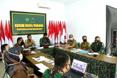 Kodim 0605/Subang menggelar video conference sekaligus rapat koordinasi teknis membahas kesiapan pelaksanaan kegiatan TMMD ke-108 di Aula Makodim 0605/Subang, Selasa (9/6/2020). (Foto: Deny Suhendar/dara.co.id)