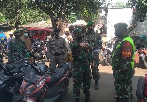 Dandim 0608/Cianjur, Letkol Inf Rendra Dwi Ardhani (kedua kanan) memimpin peninjauan sejumlah fasilitas umum menjelang penerapan adaptasi kehidupan baru di Kabupaten Cianjur, Jawa Barat, Selasa (2/6/2020). (Foto: Angga Purwanda/dara.co.id)