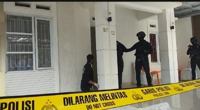 Anggota kepolisian saat melakukan penggerebekan di sebuah rumah yang menyimpan ratusan kilogram sabu di Blok D7 Nomor 12 di Jalan Miltonia 8 RT 02/RW 25.Villa Taman Anggrek, Desa/Kecamatan Sukaraja, Kabupaten Sukabumi, Jawa Barat. (Foto: Riri Satiri/dara.co.id)