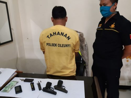 Seorang pria berinisial BS kini diamankan oleh jajaran Polsek Cileunyi karena kedapatan membawa dua pistol tanpa izin. (Foto: Humas Polsek Cileunyi)