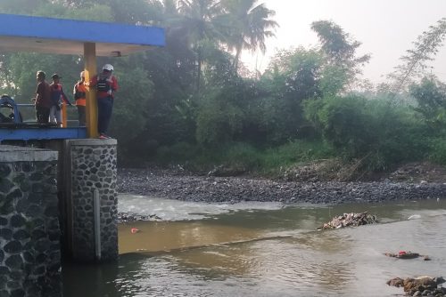 Tim gabungan saat melakukan pencarian seorang wartawan dan anaknya yang hilang di aliran Sungai Cianjur, Rabu (10/6/2020). (Foto: Angga Purwanda/dara.co.id)