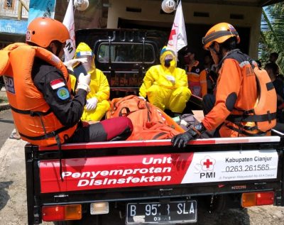 Tim SAR Bandung membawa jenazah korban hanyut di Sungai Cianjur, Kabupaten Cianjur, Jawa Barat, menggunakan mobil bak terbuka. (Foto: Humas Basarnas Bandung)