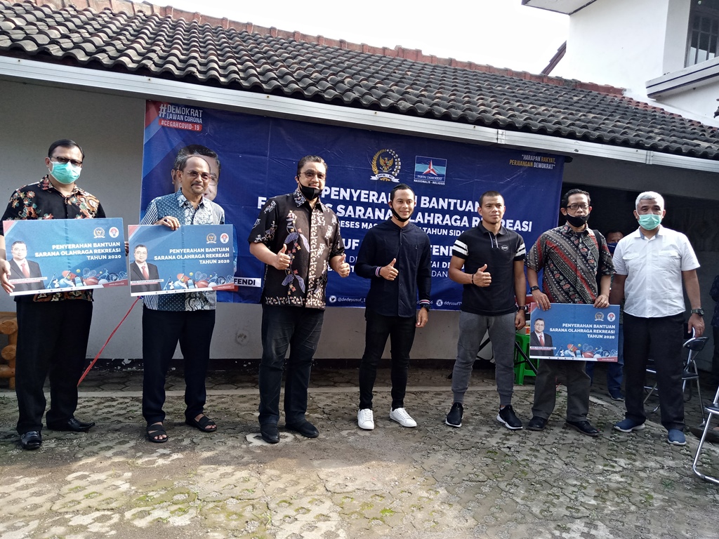 Wakil Ketua Komisi X DPR RI, Dede Yusuf berfoto bersama usai menyerahkan bantuan fasilitas olahraga rekreasi kepada KONI dan Perbasi Kabupaten Bandung di Imah Rancage, Baleendah, Kabupaten Bandung, Kamis (11/6/2020). (Foto: Verawati/Dara.co.id)