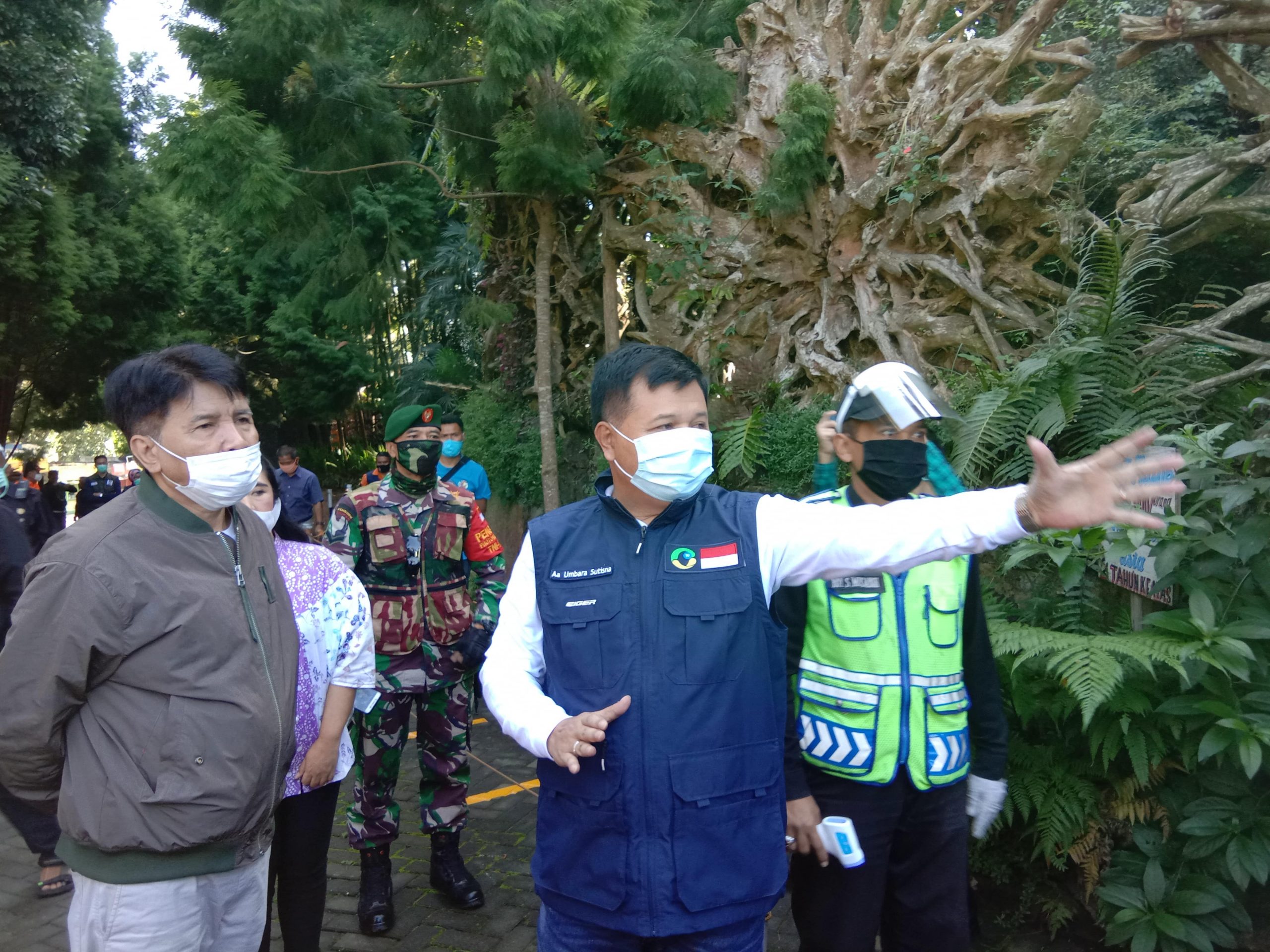 Bupati Bandung Barat, AA Umbara meninjau objek wisata (Foto: Heni Suhaeni/dara.co.id)