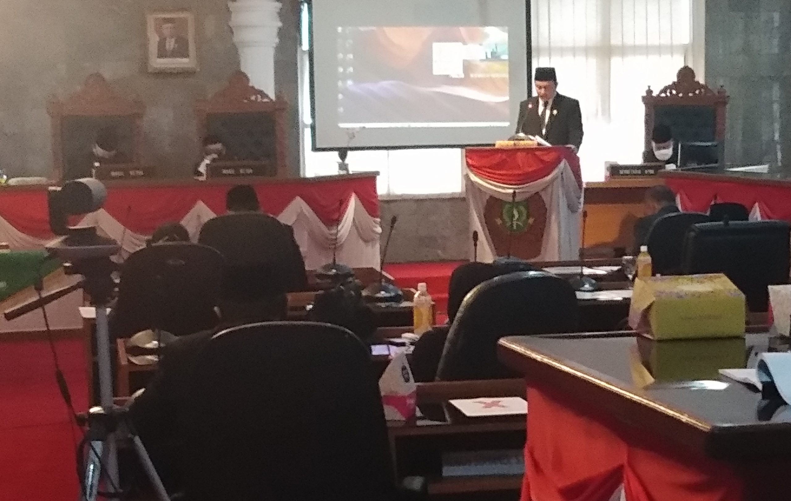 Rapat Paripurna Pembahasan LKPJ Wali Kota dan Wakil Wali Kota Sukabumi di Gedung DPRD Kota Sukabumi. Senin (15/6/2020). (Foto: RIri Satiri/Dara.co.id)