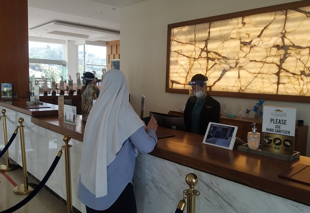 Seorang pengunjung saat melakukan registrasi di salah satu hotel di Kabupaten Cianjur, Jawa Barat. (Foto: Angga Purwanda/Dara.co.id)