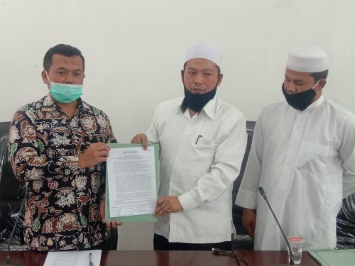 Ade Saepudin menyerahkan 8 poin tuntutan Aliansi Ulama dan Tokoh Masayarakat KBB pada Ketua DPRD KBB Rismanto (Foto: Heni Suhaeni/dara.co.id)