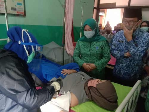 Ketua Tim Penggerak PKK KBB Yuyun Yuningsih didampingi Kepala Dinas Pengendalian Penduduk, Keluarga Berencana, Pemberdayaan Perempuan dan Perlindungan Anak KBB, Eriska Hendrayana saat menyeksikan pemasangan inflan di Klinik Utama Katumbiri, Jalan Raya Cihanjuang (Foto: Heni Suhaeni/dara..co.id)