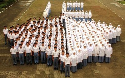 Ilustrasi. Siswa-Siswi Madrasah Aliyah Negeri (MAN) Insan Cendekia Serpong membentuk formasi (Foto. Kemenag)