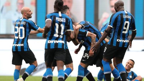 Para pemain Inter Milan merayakan gol Cristiano Biraghi saat Inter ditahan imbang Sassuolo 3-3 di Giuseppe Meazza, Kamis (25/6/2020) dini hari WIB. (Foto: Emilio Andreoli/Getty Images)