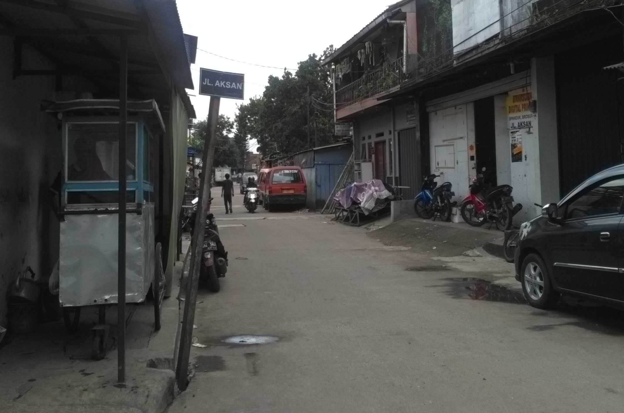 Pemukiman penduduk telah memadati kawasan Jalan Situ Aksan, Kota Bandung, yang dulunya terkenal merupakan danau. (Foto: Asep Awaludin/Dara.co.id)