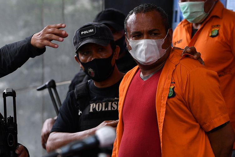 Polisi membawa salah satu tersangka kejahatan John Kei saat rilis di Polda Metro Jaya, Jakarta, Senin (22/6/2020). (Foto: kompas.com-Antara//Sigid Kurniawan) 